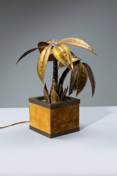 MAISON JANSEN : Lampada da tavolo in ottone modellato a foglie. Anni '70 cm 42  - Asta Design - Associazione Nazionale - Case d'Asta italiane
