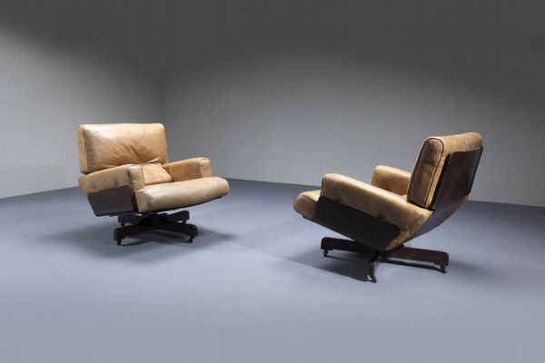 MENILIO TARO : Coppia di poltrone con scocca in legno curvato a caldo  imbotittura rivestita in pelle. Prod. Cinova 1964 cm 86x85x76 Bibl.: La rivista dellarredamento Interni n5 (maggio 1967)  pubblicit  - Asta Design - Associazione Nazionale - Case d'Asta italiane