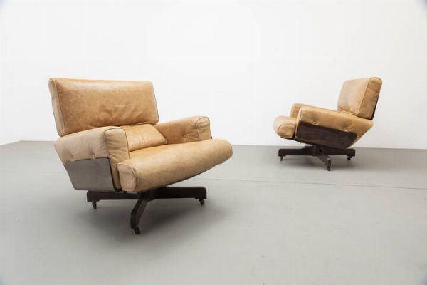 MENILIO TARO : Coppia di poltrone con scocca in legno curvato a caldo  imbotittura rivestita in pelle. Prod. Cinova 1964 cm 86x85x76 Bibl.: La rivista dellarredamento Interni n5 (maggio 1967)  pubblicit  - Asta Design - Associazione Nazionale - Case d'Asta italiane