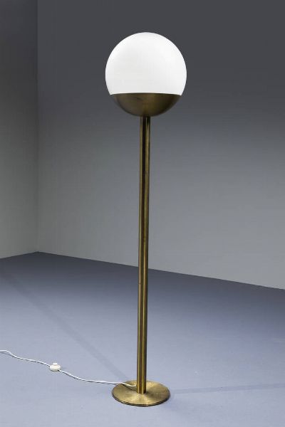 PIA GUIDETTI CRIPPA : Lampada da terra in metallo  diffusore in vetro opalino. Anni '70 h cm 175  - Asta Design - Associazione Nazionale - Case d'Asta italiane