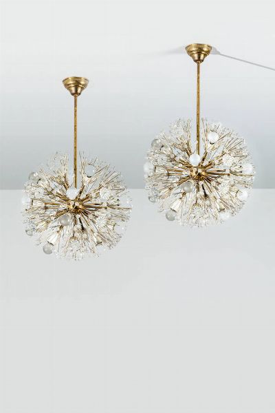 EMIL STEJNAR : Coppia di lampadari con struttura in acciaio cromato ed elementi plastici trasparenti. Prod. Rupert Nikkol anni '60 h cm 87  - Asta Design - Associazione Nazionale - Case d'Asta italiane