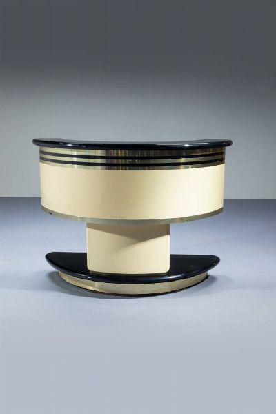 DONATI  GUZZINI : Mobile bar in legno laccato  piano in vetro specchiato. Prod. Stilglass anni '70 Etichetta del Produttore cm 95x131x57  - Asta Design - Associazione Nazionale - Case d'Asta italiane