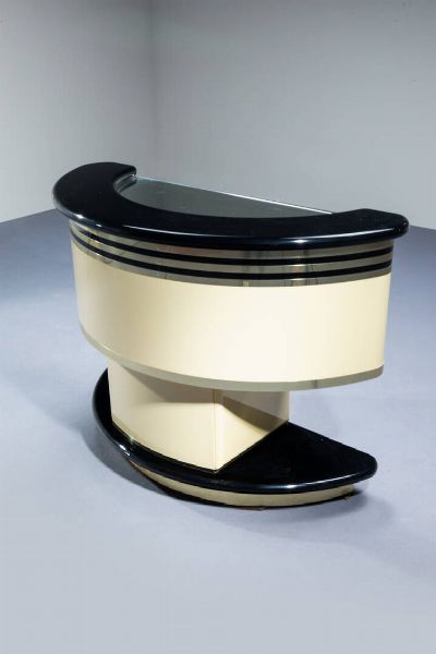 DONATI  GUZZINI : Mobile bar in legno laccato  piano in vetro specchiato. Prod. Stilglass anni '70 Etichetta del Produttore cm 95x131x57  - Asta Design - Associazione Nazionale - Case d'Asta italiane