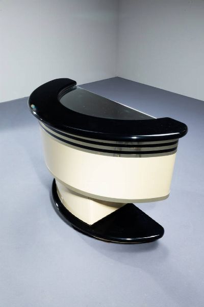 DONATI  GUZZINI : Mobile bar in legno laccato  piano in vetro specchiato. Prod. Stilglass anni '70 Etichetta del Produttore cm 95x131x57  - Asta Design - Associazione Nazionale - Case d'Asta italiane