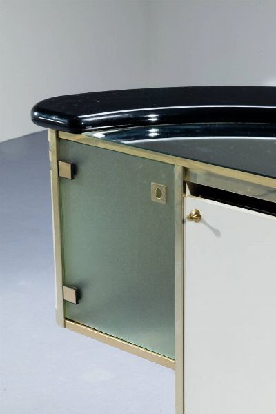 DONATI  GUZZINI : Mobile bar in legno laccato  piano in vetro specchiato. Prod. Stilglass anni '70 Etichetta del Produttore cm 95x131x57  - Asta Design - Associazione Nazionale - Case d'Asta italiane