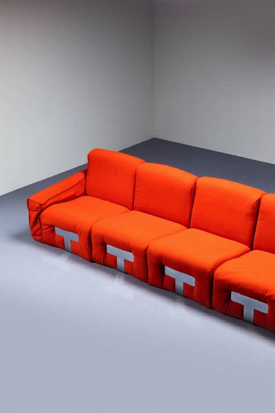 MARIO SABOT : Divano modulare con imbottitura rivestita in tessuto. Anni '70 ogni modulo cm 72x60x80  - Asta Design - Associazione Nazionale - Case d'Asta italiane