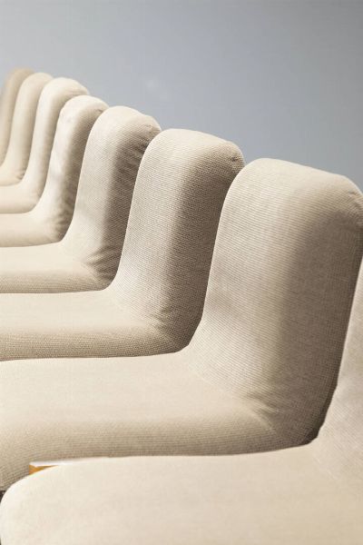 PRODUZIONE ITALIANA : Otto sedie con struttura in legno chiaro  seduta imbottita rivestita in tessuto. Anni '70 cm 75x52x51  - Asta Design - Associazione Nazionale - Case d'Asta italiane