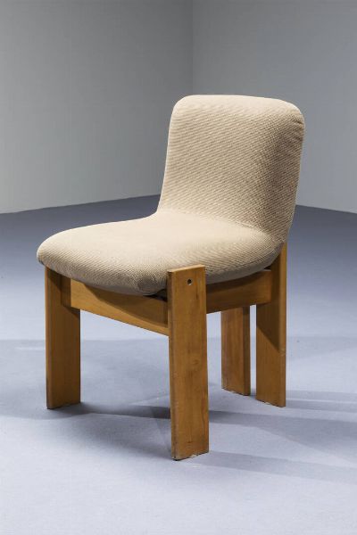 PRODUZIONE ITALIANA : Otto sedie con struttura in legno chiaro  seduta imbottita rivestita in tessuto. Anni '70 cm 75x52x51  - Asta Design - Associazione Nazionale - Case d'Asta italiane