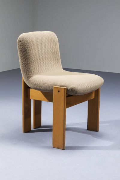 PRODUZIONE ITALIANA : Otto sedie con struttura in legno chiaro  seduta imbottita rivestita in tessuto. Anni '70 cm 75x52x51  - Asta Design - Associazione Nazionale - Case d'Asta italiane