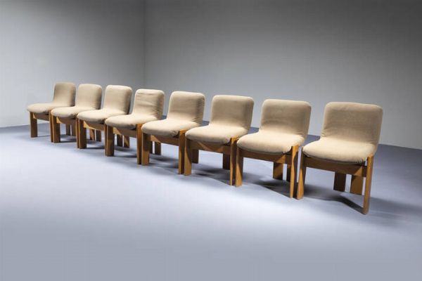 PRODUZIONE ITALIANA : Otto sedie con struttura in legno chiaro  seduta imbottita rivestita in tessuto. Anni '70 cm 75x52x51  - Asta Design - Associazione Nazionale - Case d'Asta italiane