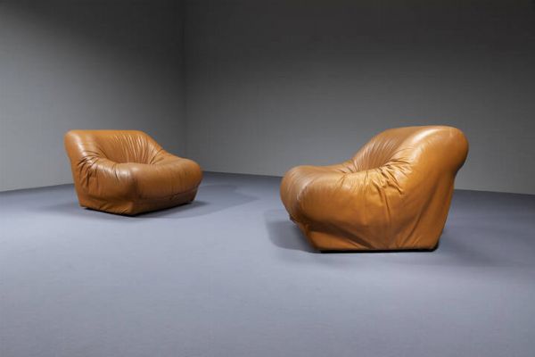 PRODUZIONE ITALIANA : Coppia di poltrone con imbottitura rivestita in cuoio. Anni '70 cm 69x84x96  - Asta Design - Associazione Nazionale - Case d'Asta italiane