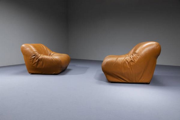 PRODUZIONE ITALIANA : Coppia di poltrone con imbottitura rivestita in cuoio. Anni '70 cm 69x84x96  - Asta Design - Associazione Nazionale - Case d'Asta italiane