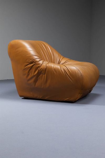 PRODUZIONE ITALIANA : Coppia di poltrone con imbottitura rivestita in cuoio. Anni '70 cm 69x84x96  - Asta Design - Associazione Nazionale - Case d'Asta italiane