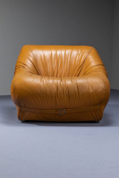 PRODUZIONE ITALIANA : Coppia di poltrone con imbottitura rivestita in cuoio. Anni '70 cm 69x84x96  - Asta Design - Associazione Nazionale - Case d'Asta italiane