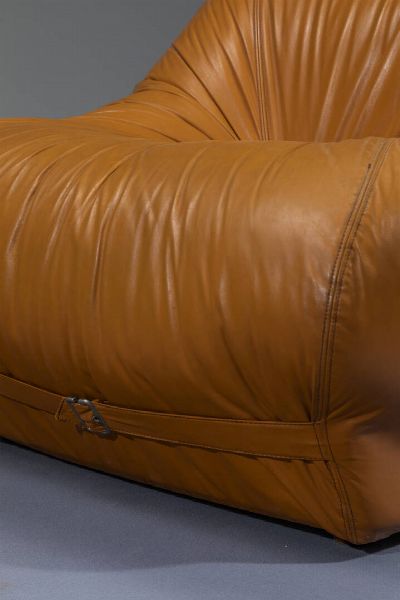 PRODUZIONE ITALIANA : Coppia di poltrone con imbottitura rivestita in cuoio. Anni '70 cm 69x84x96  - Asta Design - Associazione Nazionale - Case d'Asta italiane