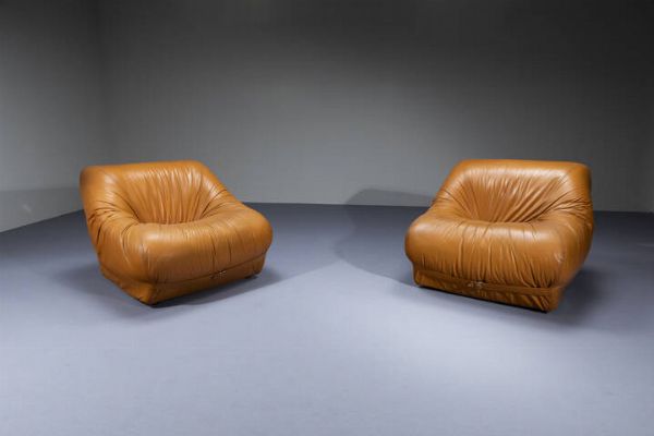 PRODUZIONE ITALIANA : Coppia di poltrone con imbottitura rivestita in cuoio. Anni '70 cm 69x84x96  - Asta Design - Associazione Nazionale - Case d'Asta italiane