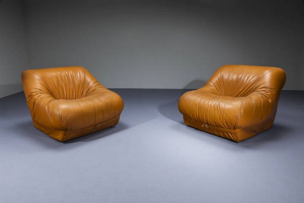 PRODUZIONE ITALIANA : Coppia di poltrone con imbottitura rivestita in cuoio. Anni '70 cm 69x84x96  - Asta Design - Associazione Nazionale - Case d'Asta italiane