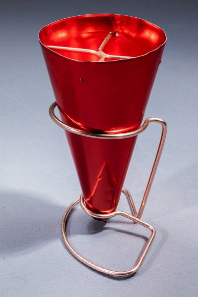 ETTORE SOTTSASS : Portaombrelli in lamiera tornita e tranciata di alluminio anodizzato  sostegno in tondino di alluminio anodizzato. Prod. Rinnovel anni '50 h cm 55  - Asta Design - Associazione Nazionale - Case d'Asta italiane