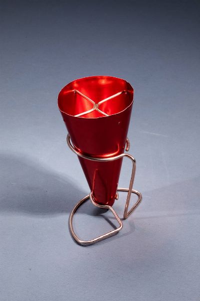 ETTORE SOTTSASS : Portaombrelli in lamiera tornita e tranciata di alluminio anodizzato  sostegno in tondino di alluminio anodizzato. Prod. Rinnovel anni '50 h cm 55  - Asta Design - Associazione Nazionale - Case d'Asta italiane