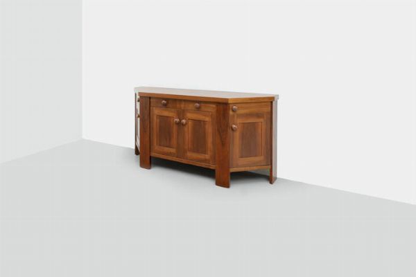 SILVIO COPPOLA : Credenza in legno di noce a sei sportelli e sei cassetti. Prod. Bernini anni '60 Etichetta del Produttore cm 96x202x49 5  - Asta Design - Associazione Nazionale - Case d'Asta italiane