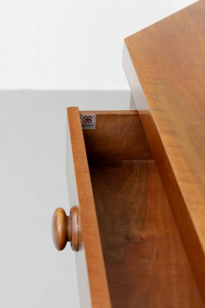 SILVIO COPPOLA : Credenza in legno di noce a sei sportelli e sei cassetti. Prod. Bernini anni '60 Etichetta del Produttore cm 96x202x49 5  - Asta Design - Associazione Nazionale - Case d'Asta italiane