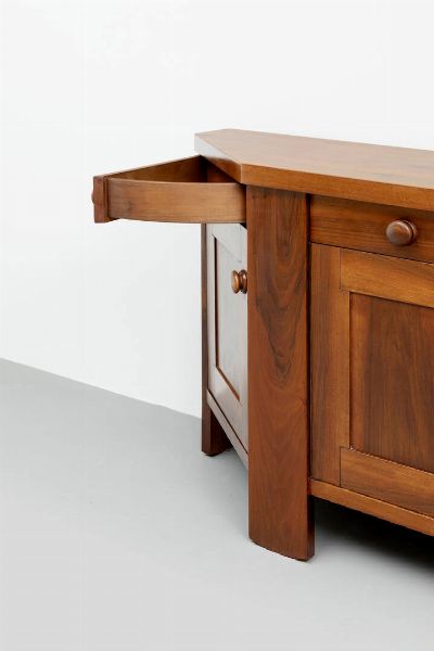SILVIO COPPOLA : Credenza in legno di noce a sei sportelli e sei cassetti. Prod. Bernini anni '60 Etichetta del Produttore cm 96x202x49 5  - Asta Design - Associazione Nazionale - Case d'Asta italiane
