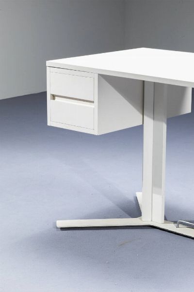 ANTONELLO MOSCA : Scrivania in legno laccato  supporto in metallo verniciato. Prod. Sormani anni '60 cm 72 5x104x64  - Asta Design - Associazione Nazionale - Case d'Asta italiane