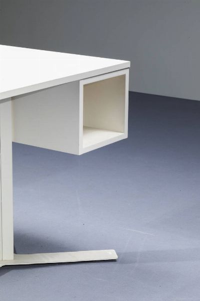 ANTONELLO MOSCA : Scrivania in legno laccato  supporto in metallo verniciato. Prod. Sormani anni '60 cm 72 5x104x64  - Asta Design - Associazione Nazionale - Case d'Asta italiane