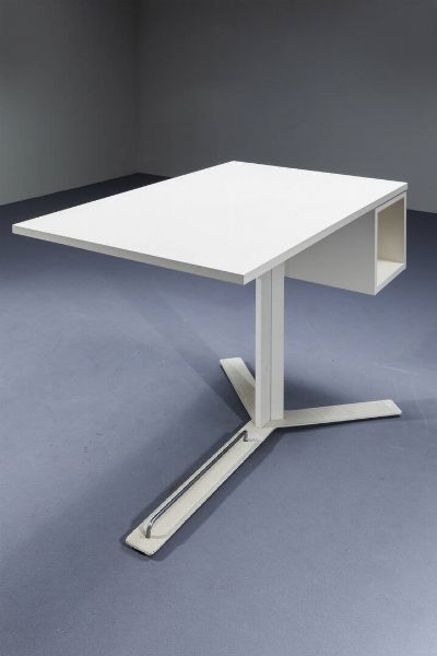 ANTONELLO MOSCA : Scrivania in legno laccato  supporto in metallo verniciato. Prod. Sormani anni '60 cm 72 5x104x64  - Asta Design - Associazione Nazionale - Case d'Asta italiane