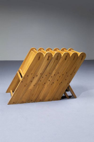 PRODUZIONE ITALIANA : Sei sedie impilabili con seduta ribaltabile in legno chiaro Anni '70 cm 77x45x52  - Asta Design - Associazione Nazionale - Case d'Asta italiane