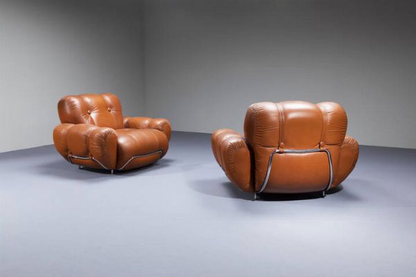 PRODUZIONE ITALIANA : Coppia di grandi poltrone con rivestimento in pelle e struttura in metallo cromato. Anni '70 cm 80x110x105  - Asta Design - Associazione Nazionale - Case d'Asta italiane