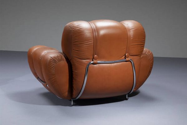 PRODUZIONE ITALIANA : Coppia di grandi poltrone con rivestimento in pelle e struttura in metallo cromato. Anni '70 cm 80x110x105  - Asta Design - Associazione Nazionale - Case d'Asta italiane