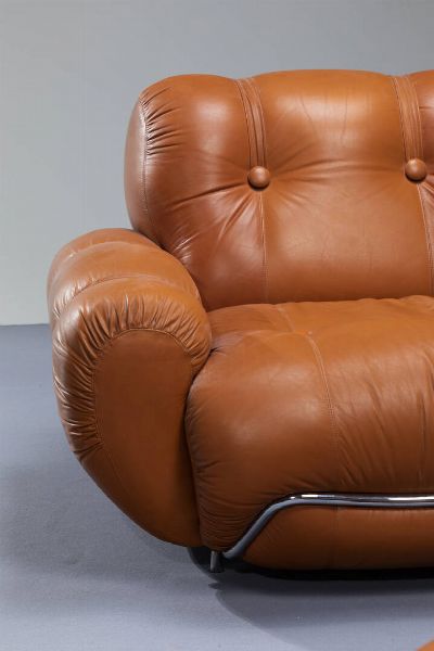 PRODUZIONE ITALIANA : Coppia di grandi poltrone con rivestimento in pelle e struttura in metallo cromato. Anni '70 cm 80x110x105  - Asta Design - Associazione Nazionale - Case d'Asta italiane