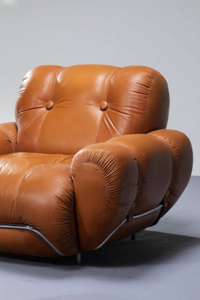 PRODUZIONE ITALIANA : Coppia di grandi poltrone con rivestimento in pelle e struttura in metallo cromato. Anni '70 cm 80x110x105  - Asta Design - Associazione Nazionale - Case d'Asta italiane