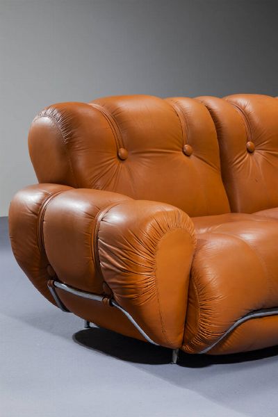 PRODUZIONE ITALIANA : Grande divano con rivestimento in pelle e struttura in metallo cromato. Anni '70 cm 80x235x105  - Asta Design - Associazione Nazionale - Case d'Asta italiane