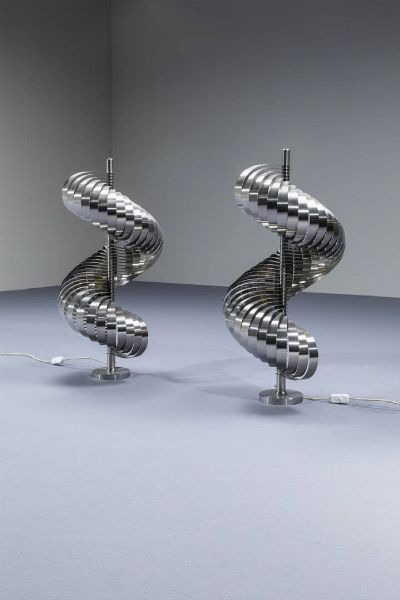 HENRI MATHIEU : Coppia di lampade a spirale in alluminio spazzolato. Anni '70  cm 80x40  - Asta Design - Associazione Nazionale - Case d'Asta italiane