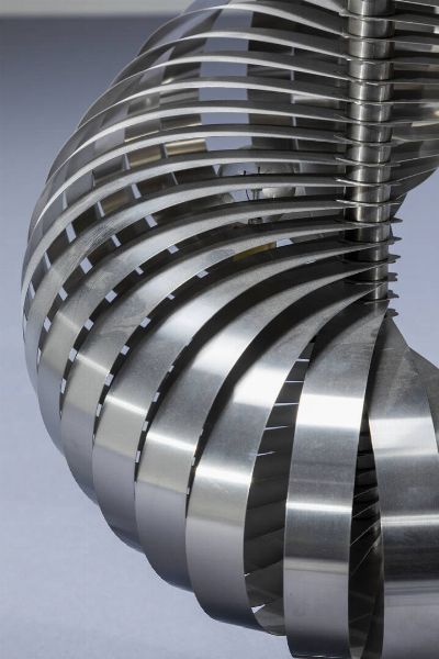 HENRI MATHIEU : Coppia di lampade a spirale in alluminio spazzolato. Anni '70  cm 80x40  - Asta Design - Associazione Nazionale - Case d'Asta italiane