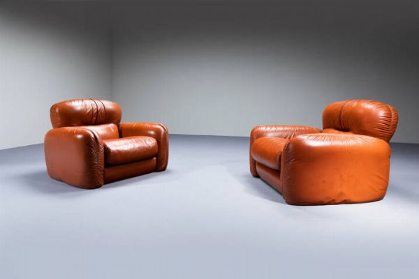 PRODUZIONE ITALIANA : Coppia di poltrone con imbottitura rivestita in pelle. Anni '70 cm 78x93x80  - Asta Design - Associazione Nazionale - Case d'Asta italiane