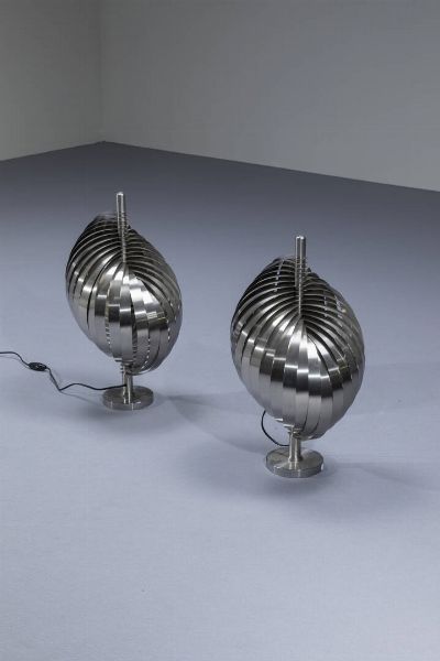 HENRI MATHIEU : Coppia di lampade da tavolo in alluminio spazzolato. Anni '70 h cm 58  - Asta Design - Associazione Nazionale - Case d'Asta italiane