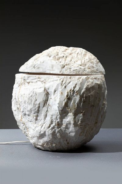 PRODUZIONE ITALIANA : Lampada a forma di roccia in marmo scalpellato. Anni '60  cm 50x40x40  - Asta Design - Associazione Nazionale - Case d'Asta italiane