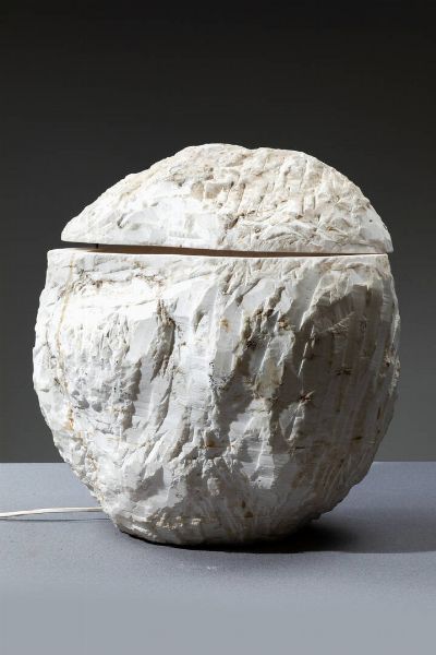 PRODUZIONE ITALIANA : Lampada a forma di roccia in marmo scalpellato. Anni '60  cm 50x40x40  - Asta Design - Associazione Nazionale - Case d'Asta italiane