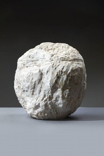 PRODUZIONE ITALIANA : Lampada a forma di roccia in marmo scalpellato. Anni '60  cm 50x40x40  - Asta Design - Associazione Nazionale - Case d'Asta italiane