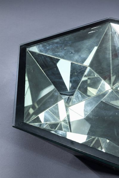 PRODUZIONE ITALIANA : Tavolino di forma esagonale con interno in vetro specchiato. Anni '80 cm 35x128  - Asta Design - Associazione Nazionale - Case d'Asta italiane