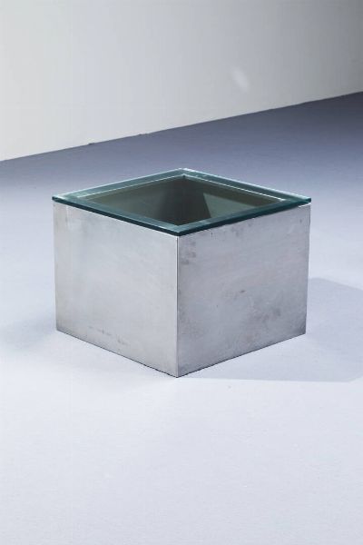 PRODUZIONE ITALIANA : Serie di quattro tavolini con struttura in acciaio spazzolato  piani in vetro. Anni '70 cm 35x45x45  - Asta Design - Associazione Nazionale - Case d'Asta italiane