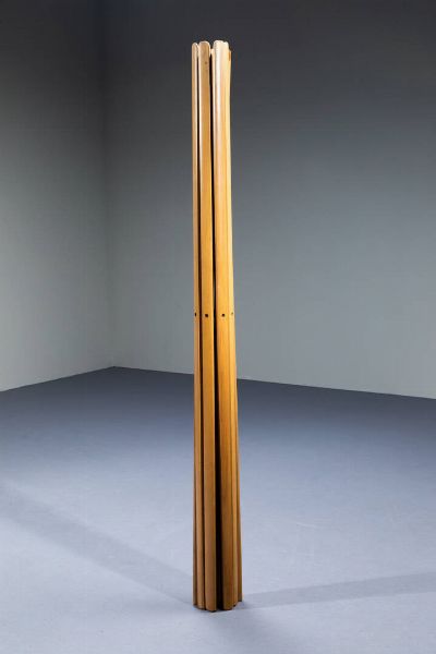 DE PAS  D'URBINO  LOMAZZI : Legno di rovere. Prod. Zanotta h cm 145 Bib.: R. Poletti  Zanotta  Design per passione  Electa 2004  pag. 66  - Asta Design - Associazione Nazionale - Case d'Asta italiane