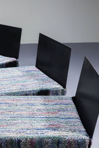 PRODUZIONE ITALIANA : Dieci sedie con struttura in ferro verniciato  cuscini imbottiti rivestit con tessuto Missoni. Anni '80 cm 74x45x40  - Asta Design - Associazione Nazionale - Case d'Asta italiane