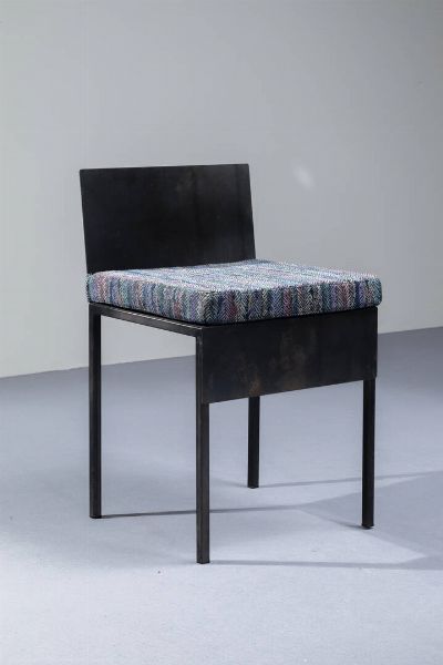 PRODUZIONE ITALIANA : Dieci sedie con struttura in ferro verniciato  cuscini imbottiti rivestit con tessuto Missoni. Anni '80 cm 74x45x40  - Asta Design - Associazione Nazionale - Case d'Asta italiane
