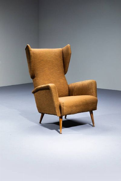 GIO PONTI Milano 1891 - 1979 : Poltrona con imbottitura rivestita in tessuto  gambe in legno con terminali in metallo. Prod. Cassina realizzato per l'Hotel Royal di Napoli anni '50 cm 100x70x65  - Asta Design - Associazione Nazionale - Case d'Asta italiane