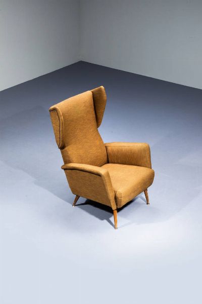 GIO PONTI Milano 1891 - 1979 : Poltrona con imbottitura rivestita in tessuto  gambe in legno con terminali in metallo. Prod. Cassina realizzato per l'Hotel Royal di Napoli anni '50 cm 100x70x65  - Asta Design - Associazione Nazionale - Case d'Asta italiane