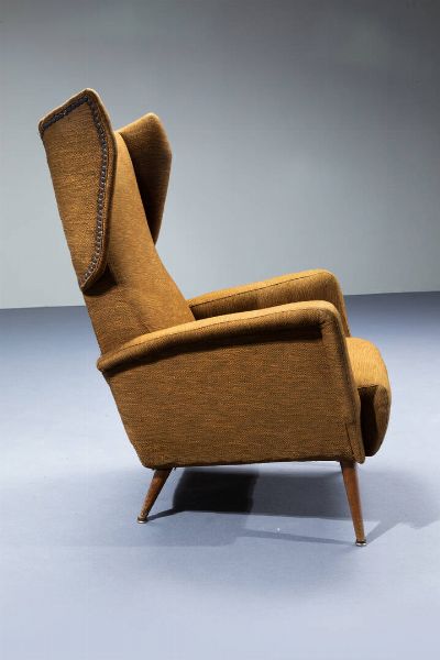 GIO PONTI Milano 1891 - 1979 : Poltrona con imbottitura rivestita in tessuto  gambe in legno con terminali in metallo. Prod. Cassina realizzato per l'Hotel Royal di Napoli anni '50 cm 100x70x65  - Asta Design - Associazione Nazionale - Case d'Asta italiane